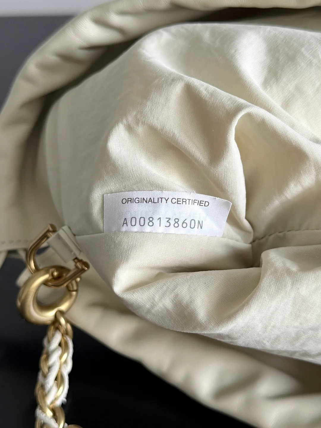 Batch 1680 BOTTEGA VENETA 2025 new women's Dustbag Notte clutch. Dustbag, which has been very popular since its launch, has a chain clause! ! The hand-carrying method is reminiscent of the classic bag type Pouch , light and elegant, the reserved drawstring design allows the bag to be used as an armpit bag, and the chain is longer, which is very suitable for sisters who like to free their hands and carry cross-body backpacks. No matter which way you carry it, you can change the back according to the occasion and your mood that day. It can make the overall outfit more fashionable🪄🪄The body of the bag has also been widened. It is the rainy season and the weather is hot. The bag can easily accommodate a small umbrella and water bottle. The lining is made of nylon, which is light and comfortable to carry, and is very suitable for summer use. Style number: 839394 Size: 33*19*8cm